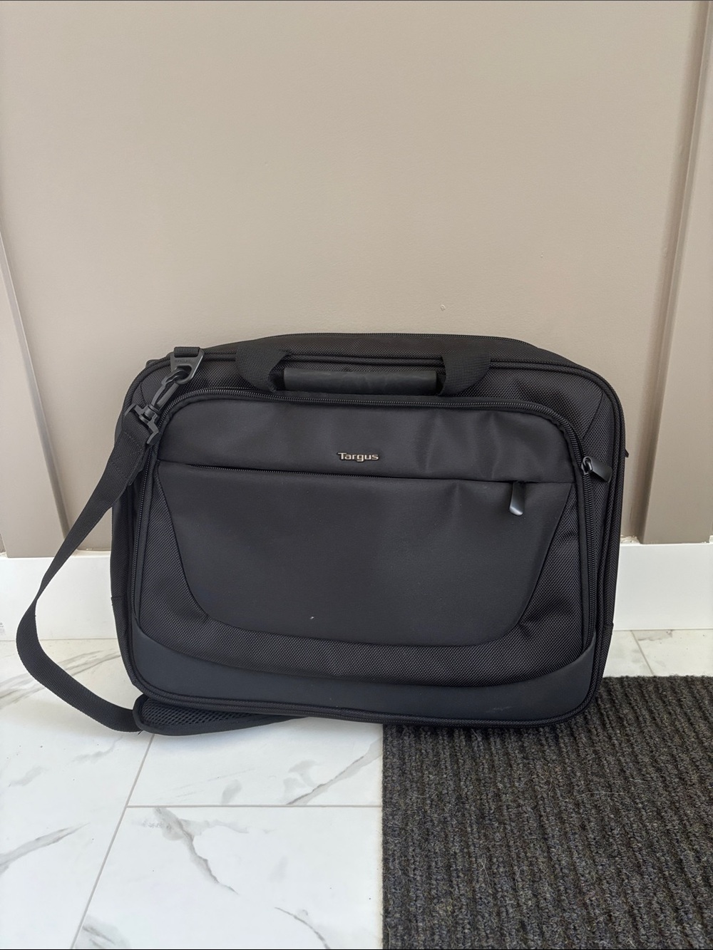 Targus Black Laptop Briefcase with Shoulder Strap